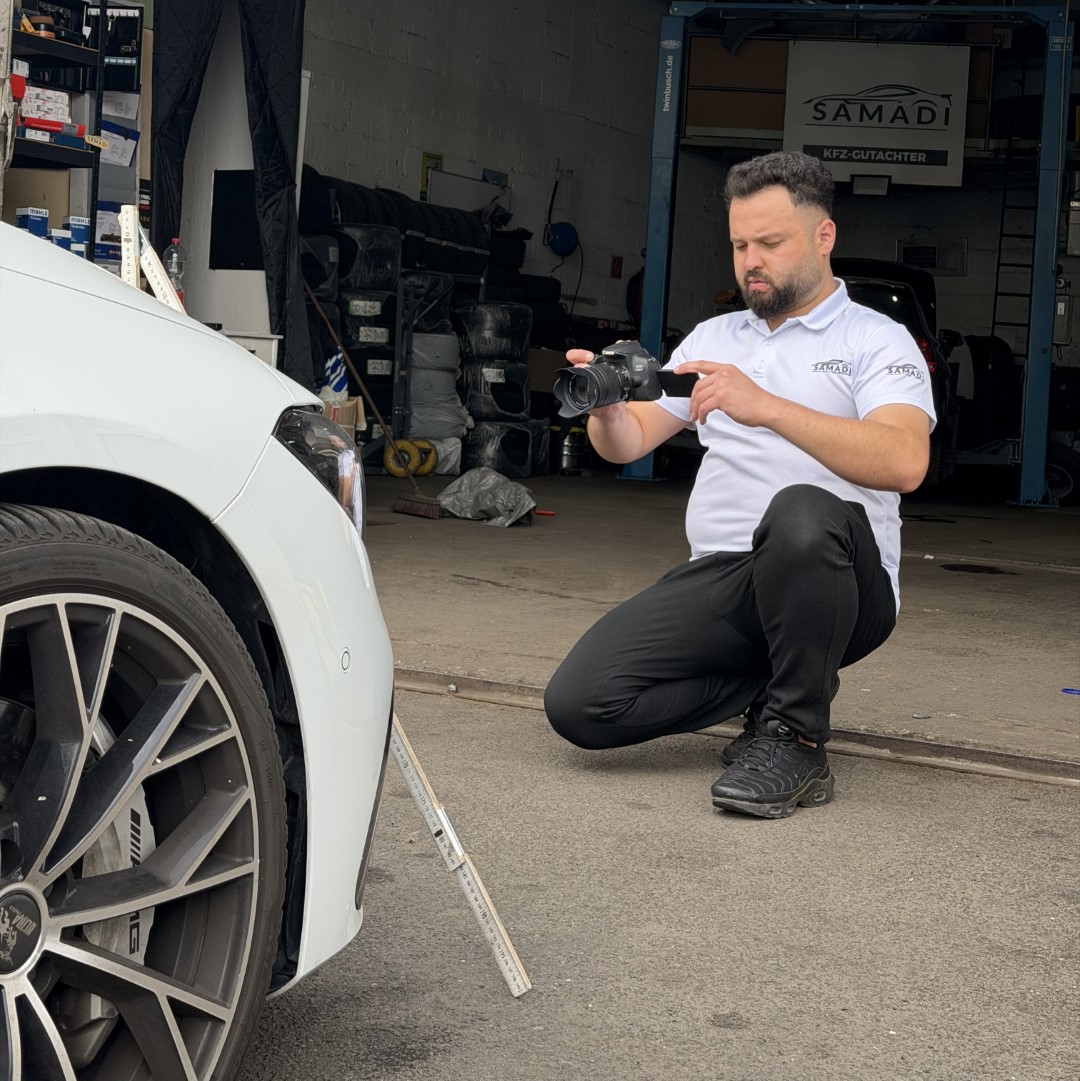 Gutachter in der Werkstatt bei der Schadenbegutachtung